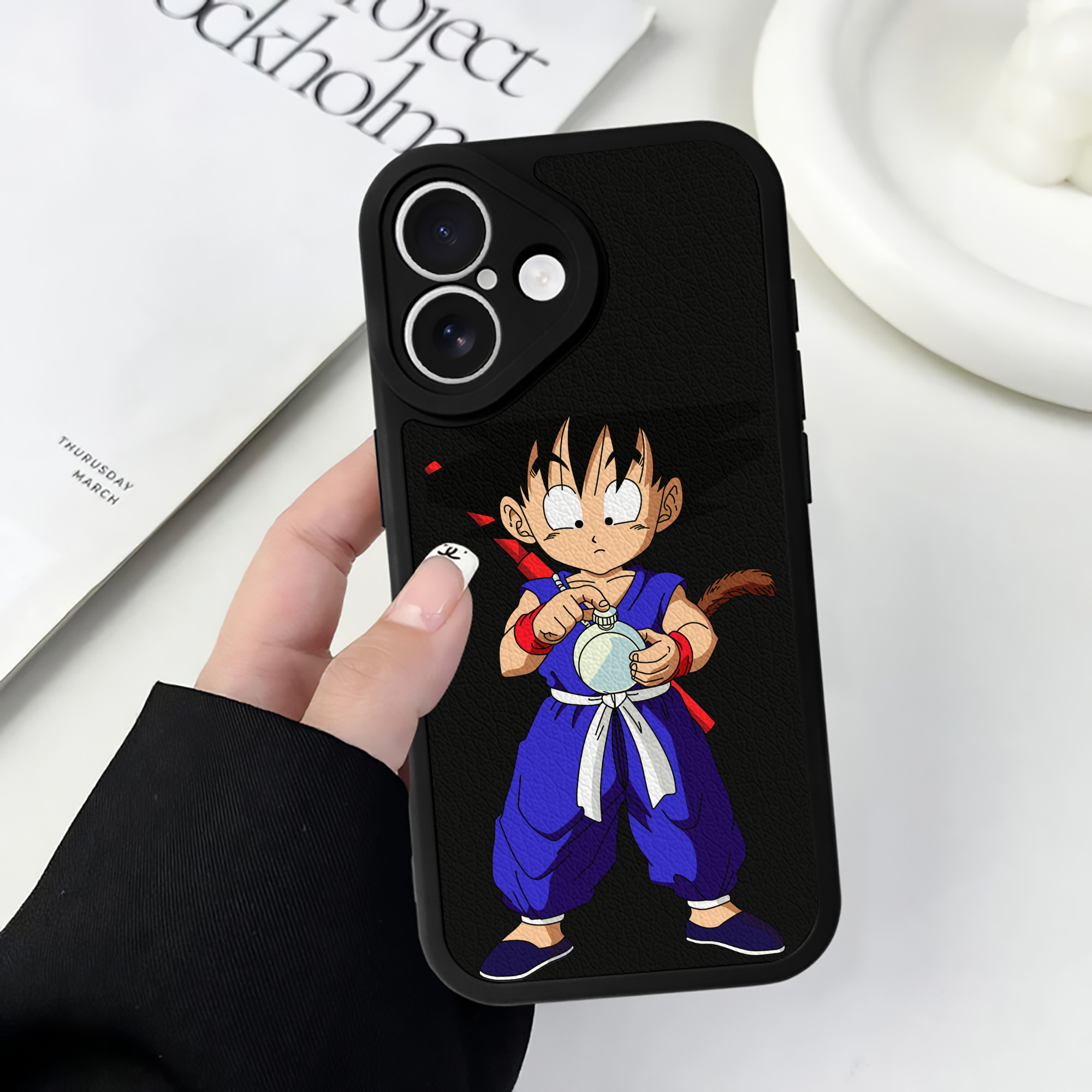 （画像用） ドラゴンボール 孫悟空（そん ごくう）Son Goku カカロット DRAGON BALL Kakarotto 【iPhone 16シリーズ対応】シリコンスマホケース（レザー調） 材質：シリコン